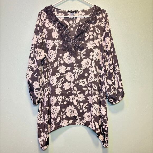 ROBERT LOUIS Tops - Women's Robert Louis Gray Floral Tunic Top 1X